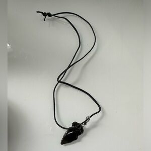 BLACK ARROWHEAD SHAPE NECKLACE